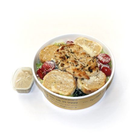 سالاد سزار با فیله مرغ گریل شده